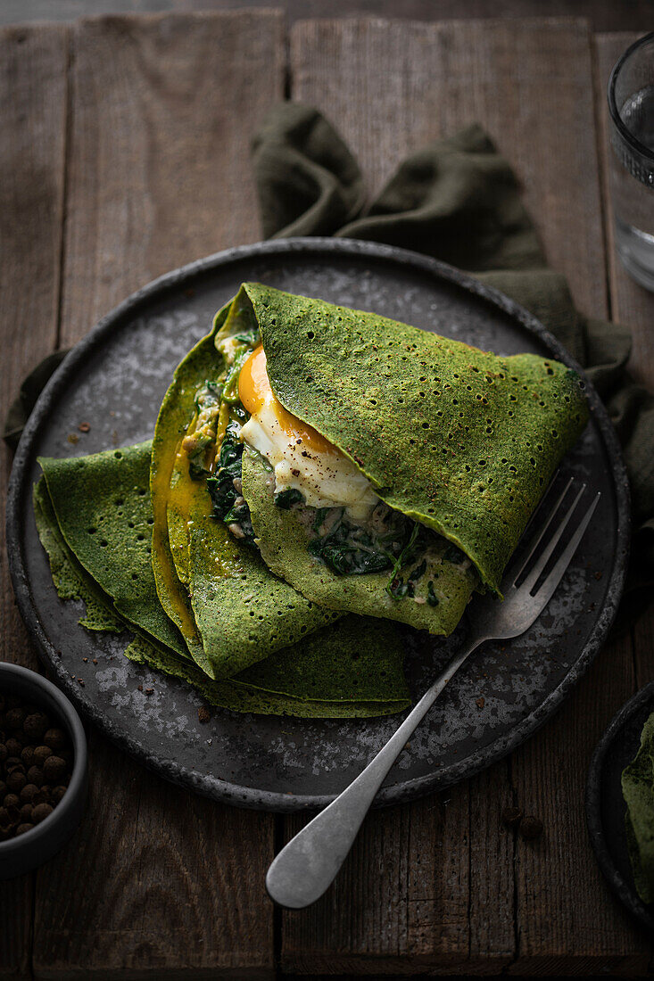 Crepe with spinach and eggs