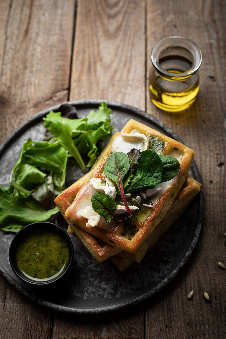 Waffel mit Zucchini, Ziegenkäse und Pesto