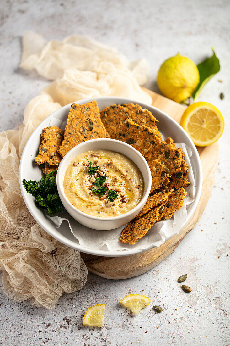 Hummus mit Crackern