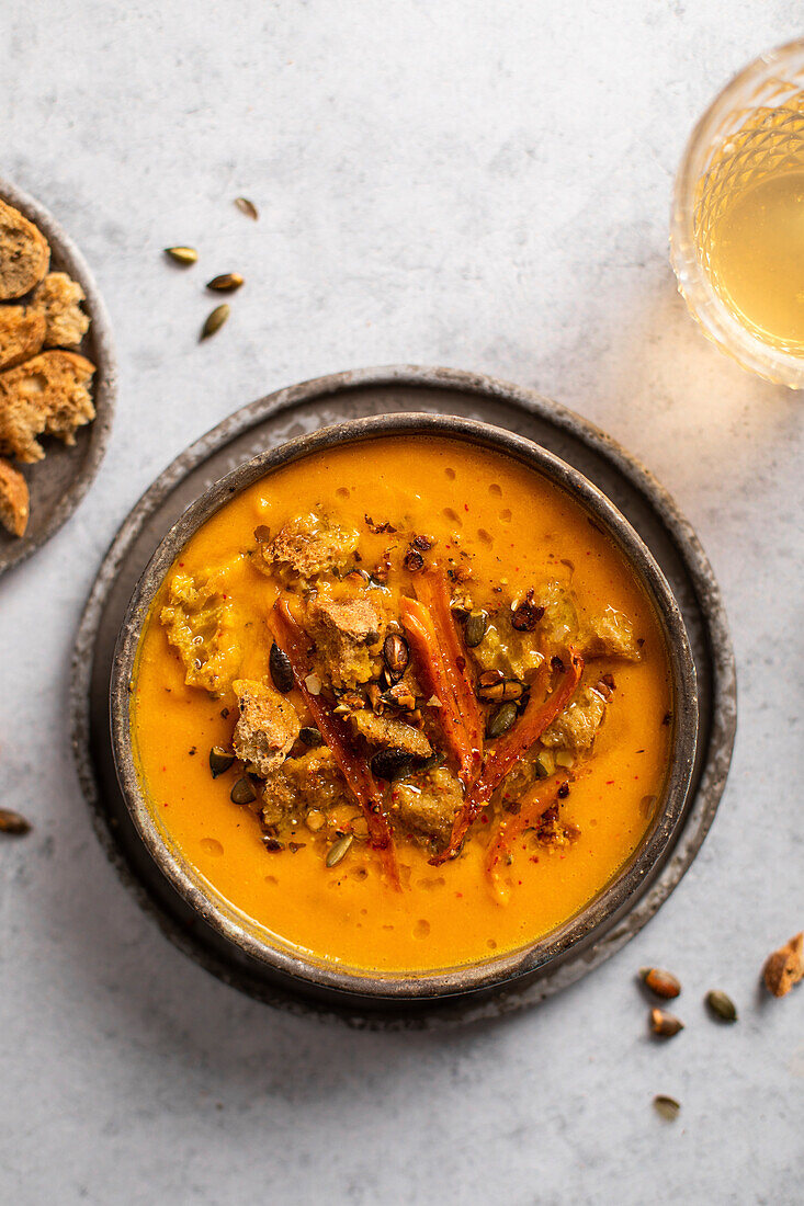 Kürbissuppe mit Zwieback und Kürbiskernen