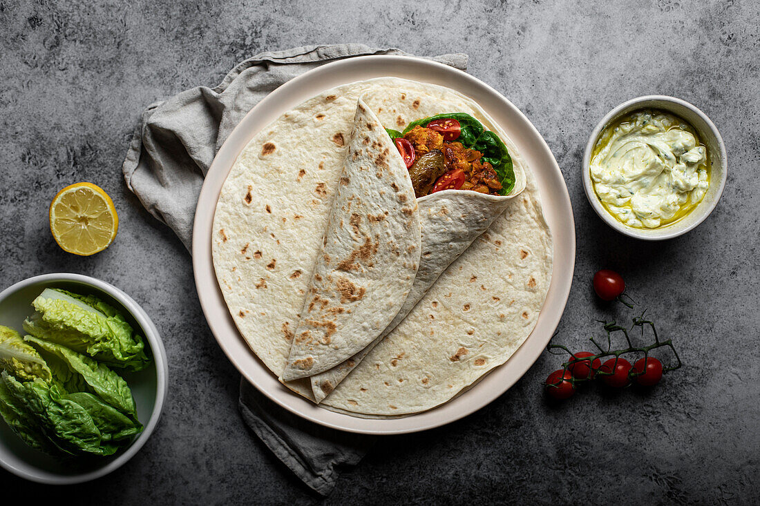 Wrap mit Huhn, Tomatensoße und Salat