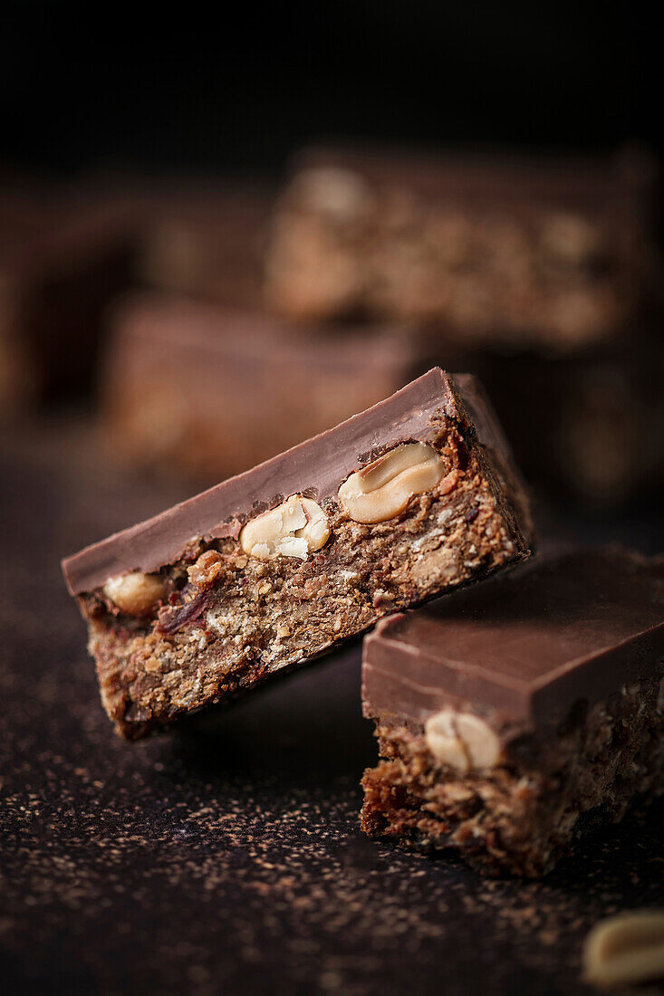 Müsliriegel Schokolade und Erdnüsse