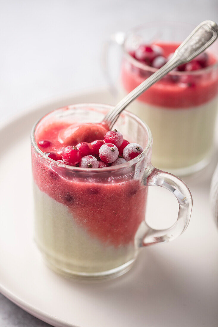 Grießcreme und rote Früchtecoulis