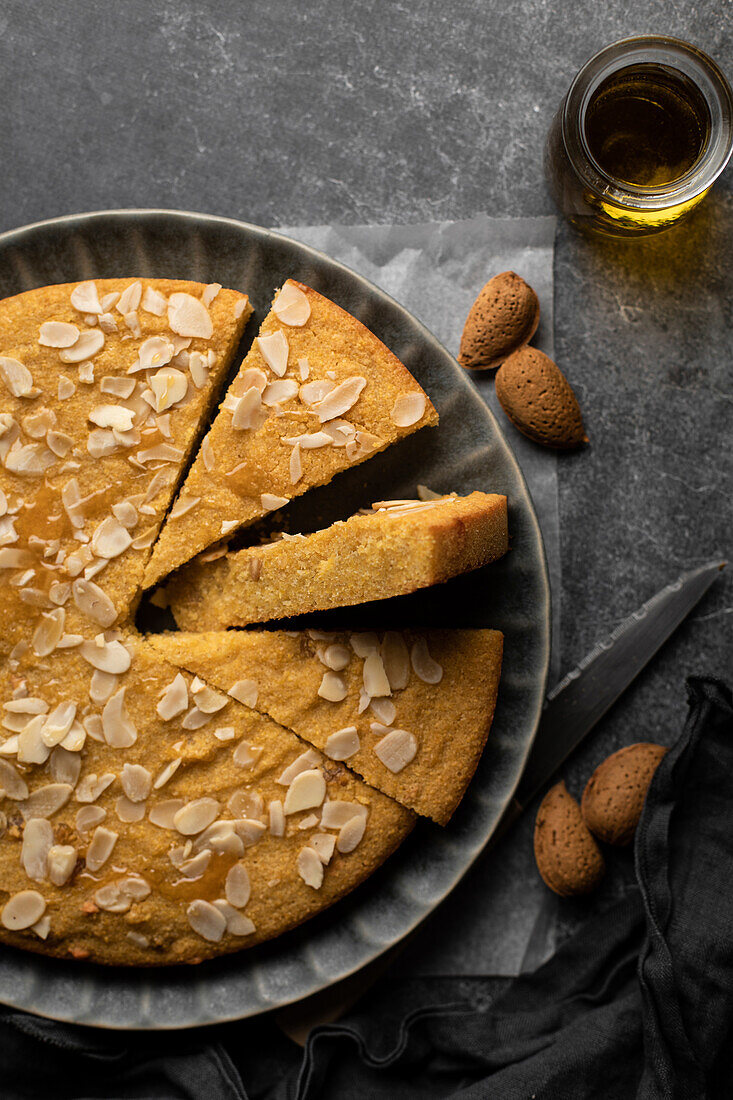 Polenta cake with almonds