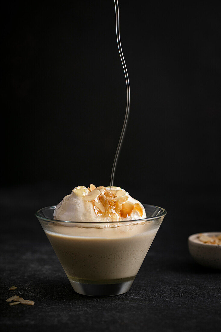 Sirup fließt auf Ile flottante