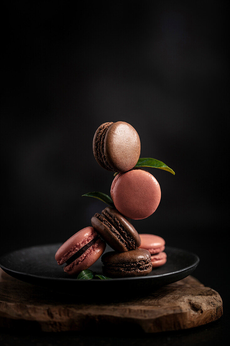 Verschiedene Macarons vor dunklem Hintergrund