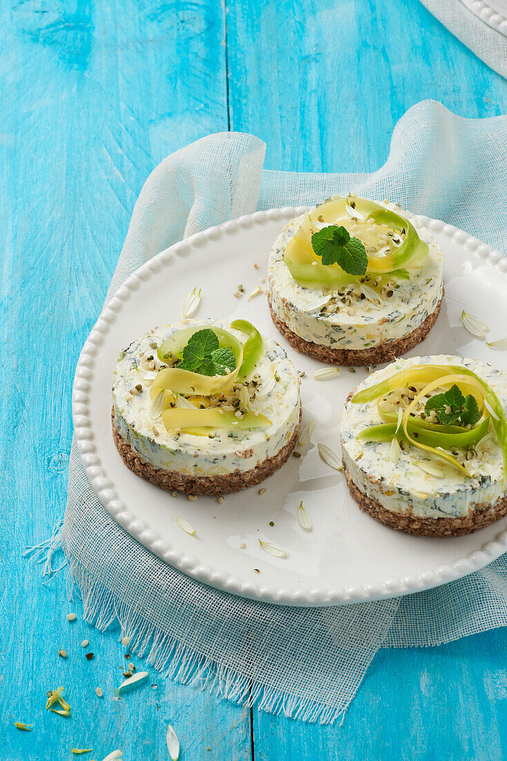 Raw courgette cheesecakes