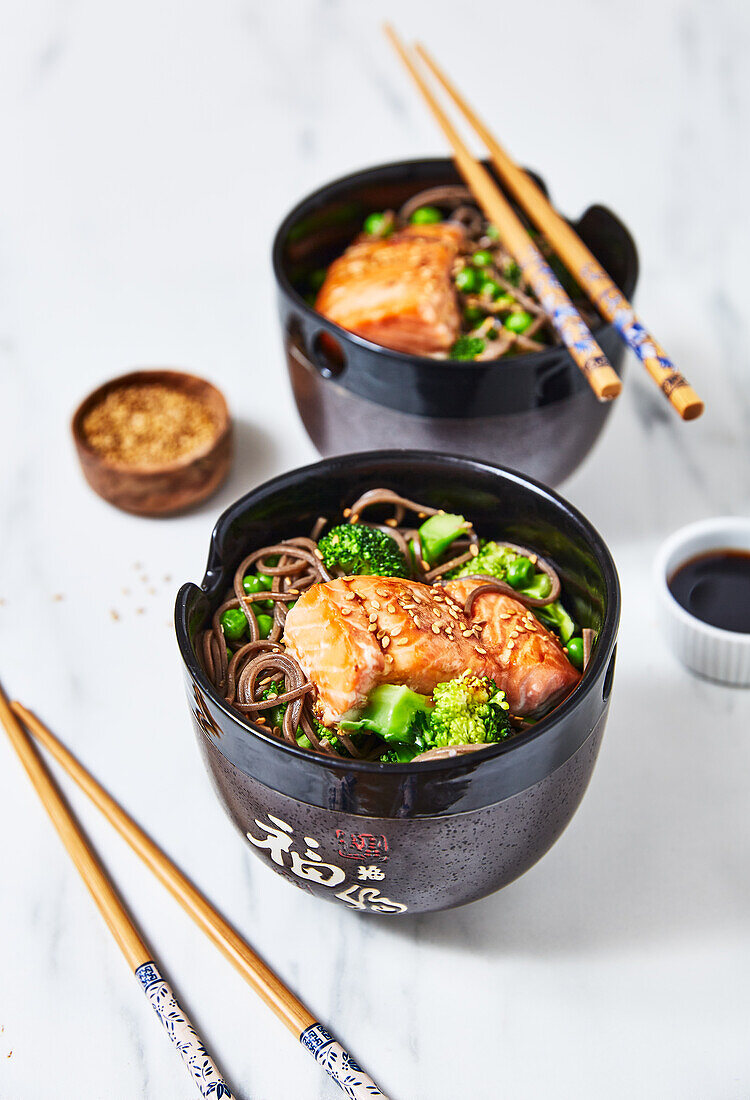 Soba-Ramen mit Lachs und Brokkoli (Japan)