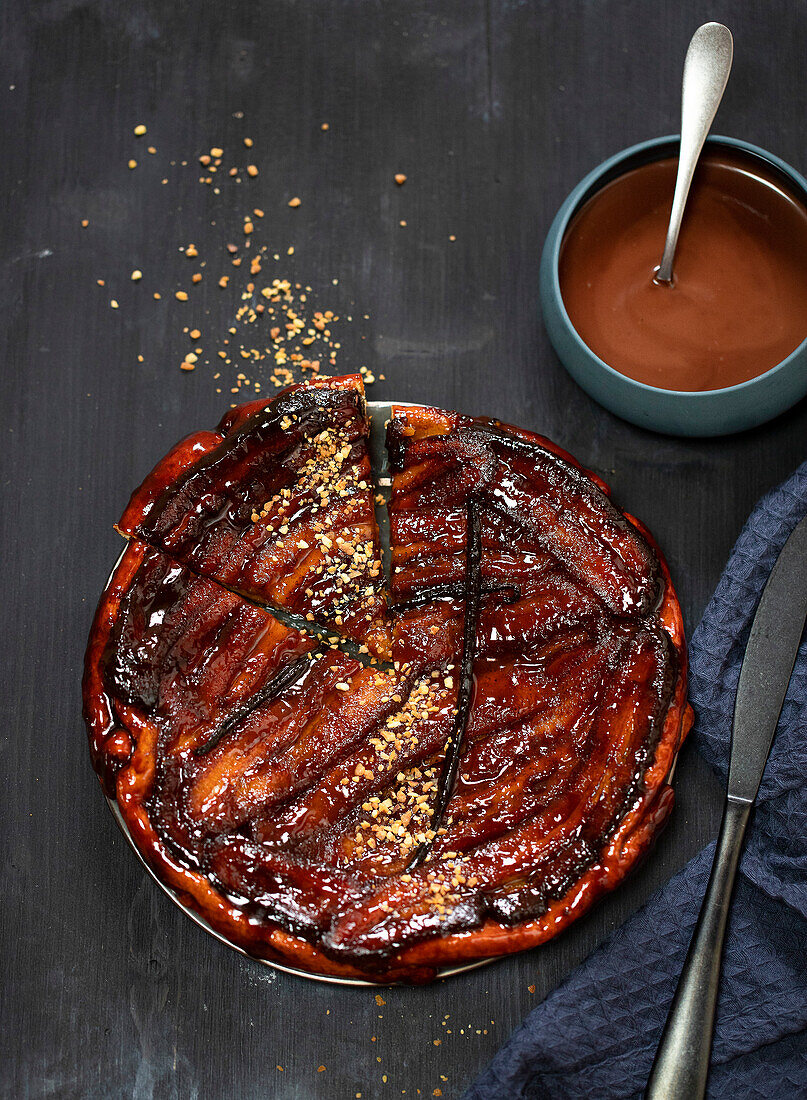 Tarte Tatin mit Banane und Schokoladensauce