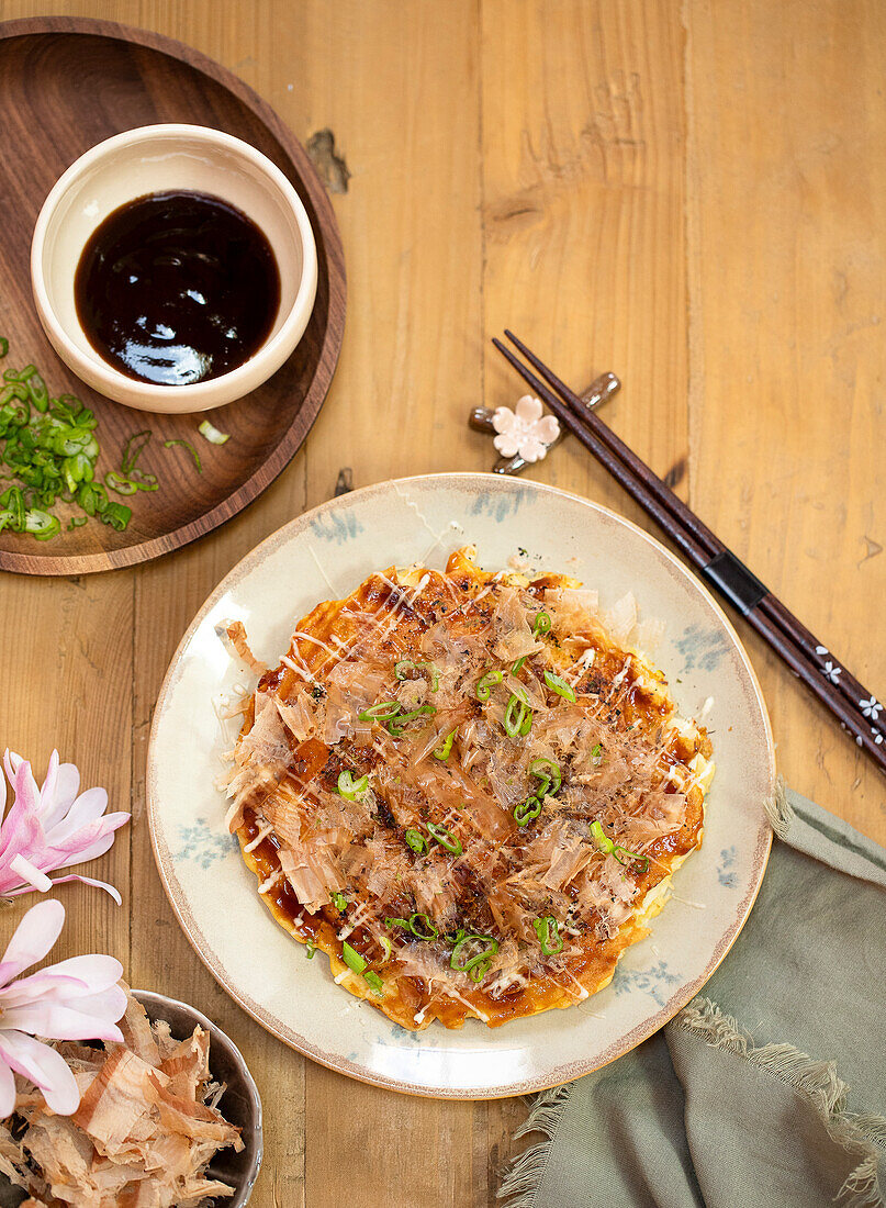 Okonomiyaki - japanischer Kohlpfannkuchen mit Schweinefleisch