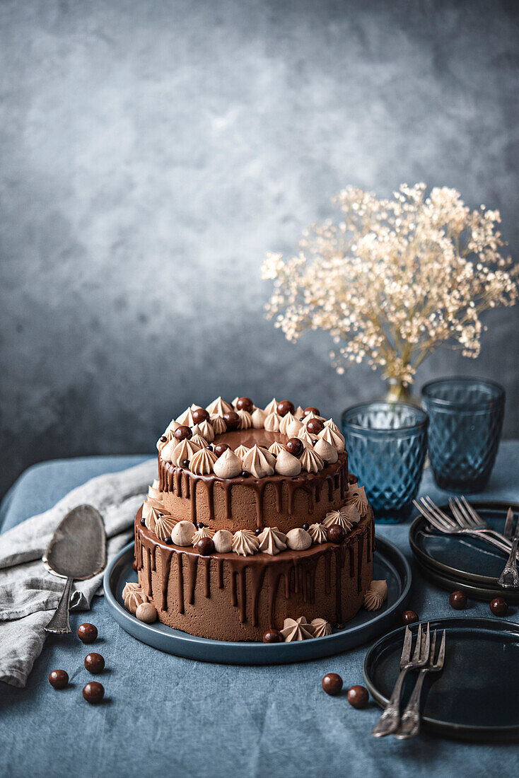 Zweistöckige Schokoladen-Nougat-Torte
