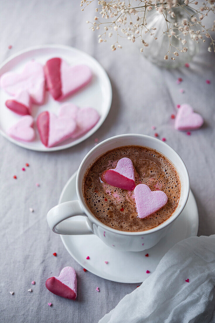 Tasse heiße Schokolade mit Marshmallows in Herzform