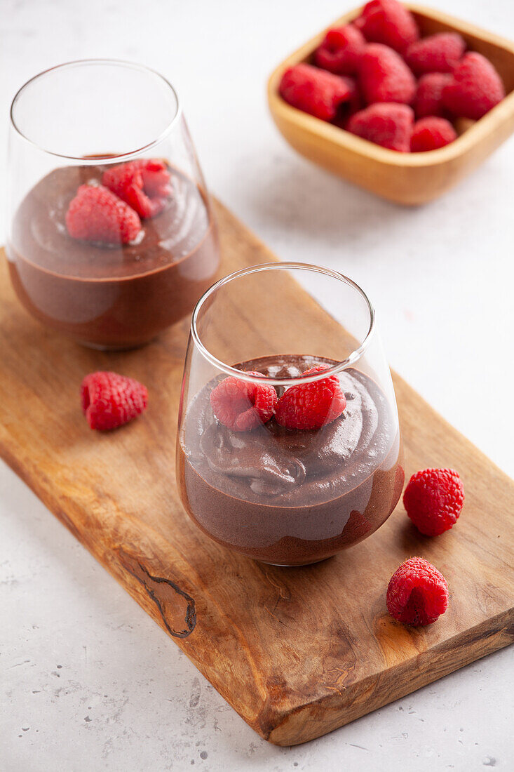 Mousse au chocolat mit Himbeeren