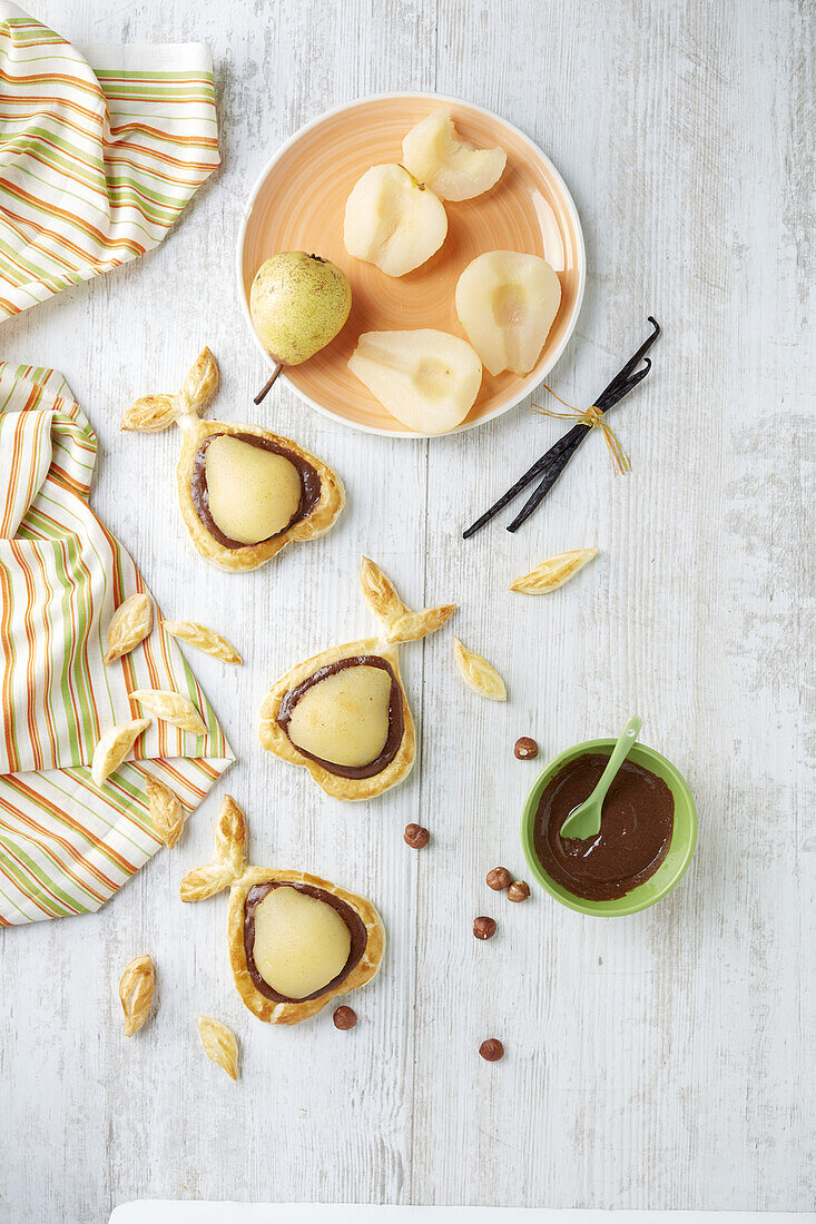 Mini pear, vanilla and hazelnut puree tartlet