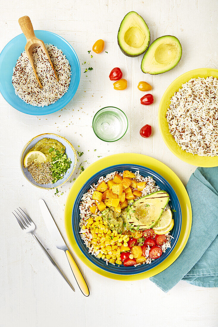 Reis-Quinoa-Duo mit Kirschtomaten, Avocado, Mais und Paprika