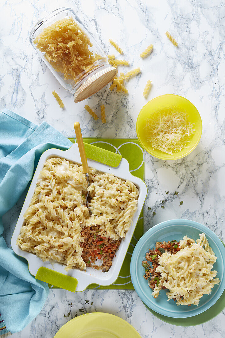 Gratin mit Torti-Nudeln und Bolognese Sauce