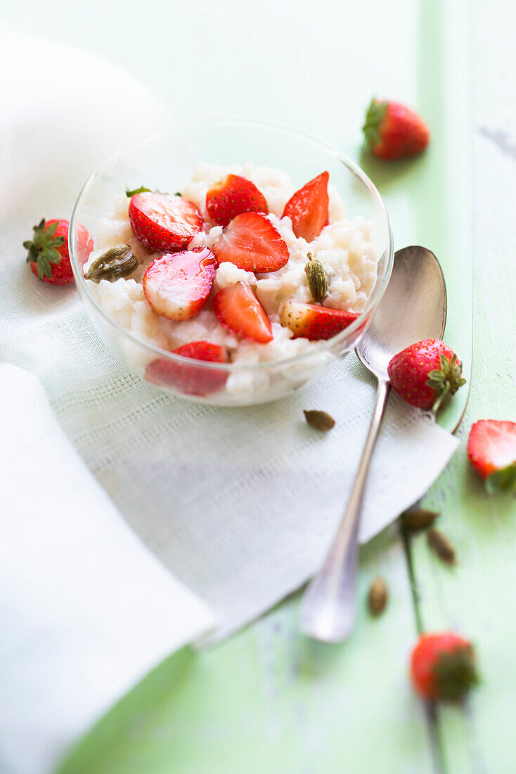 Rice pudding with strawberries and cardamom