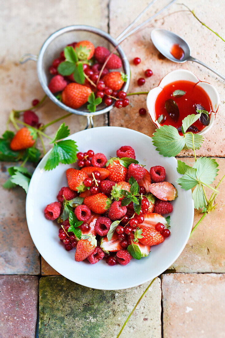Salat aus roten Sommerfrüchten mit Erdbeer-Minzsirup