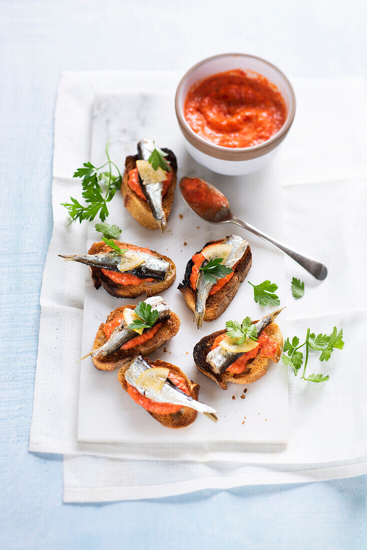 Toast of sardines with bell pepper cream