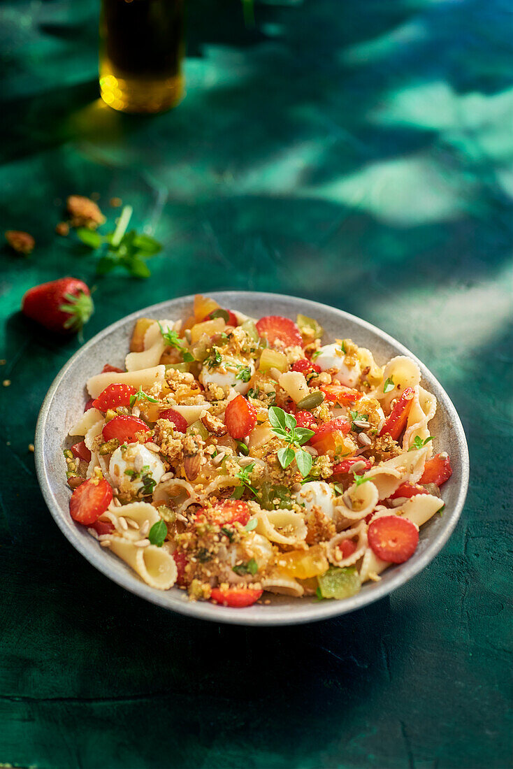Feinschmecker-Salat mit Erdbeeren, Mozzarella, Tomaten und Samenmischung, Basilikum und gesalzenem Müsli