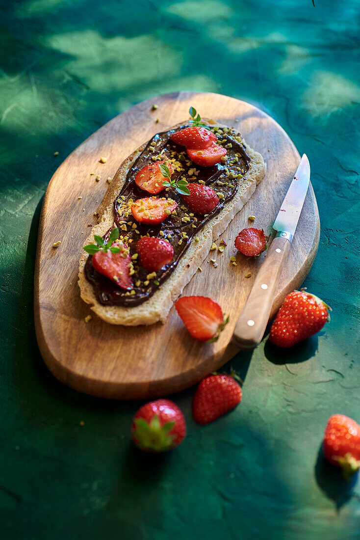 Tartine mit Schokoladencreme, Erdbeeren, Basilikum und Pistazien