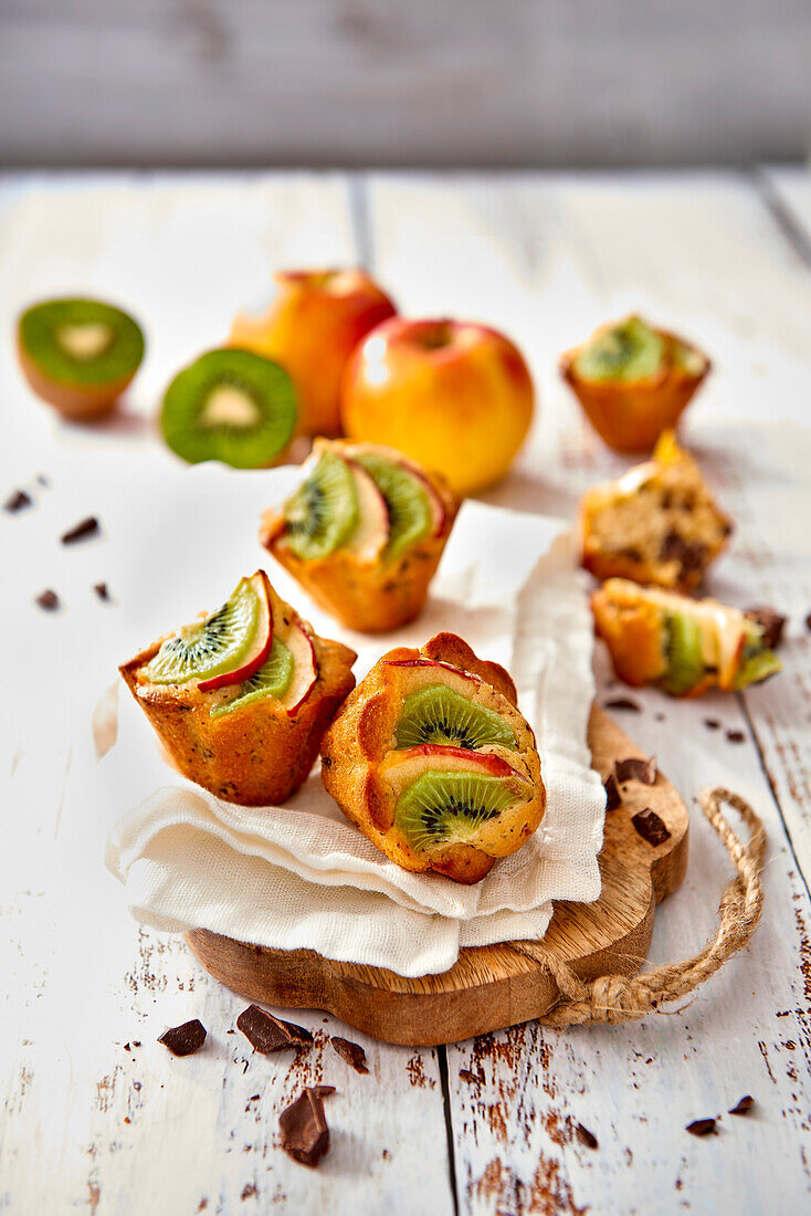Muffins with apples and kiwi