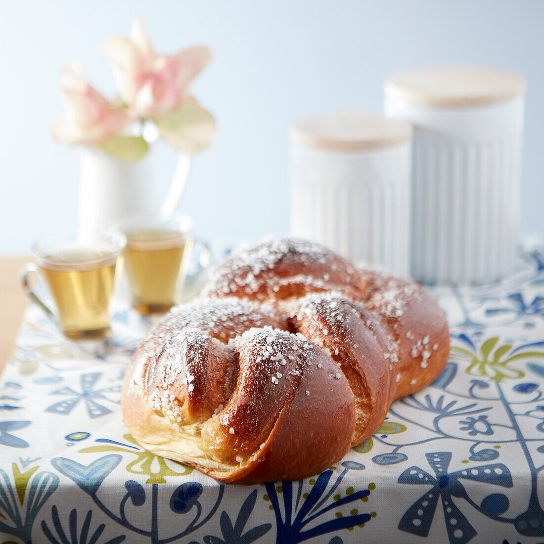 Mit Zucker geflochtene Brioche