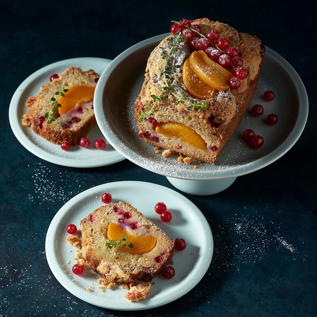 Crumble cake with peaches and currants