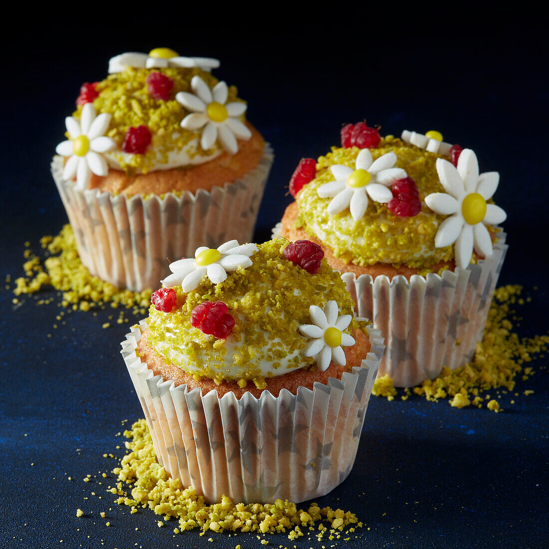Cupcakes mit Pistazien und Zucker-Gänseblümchen