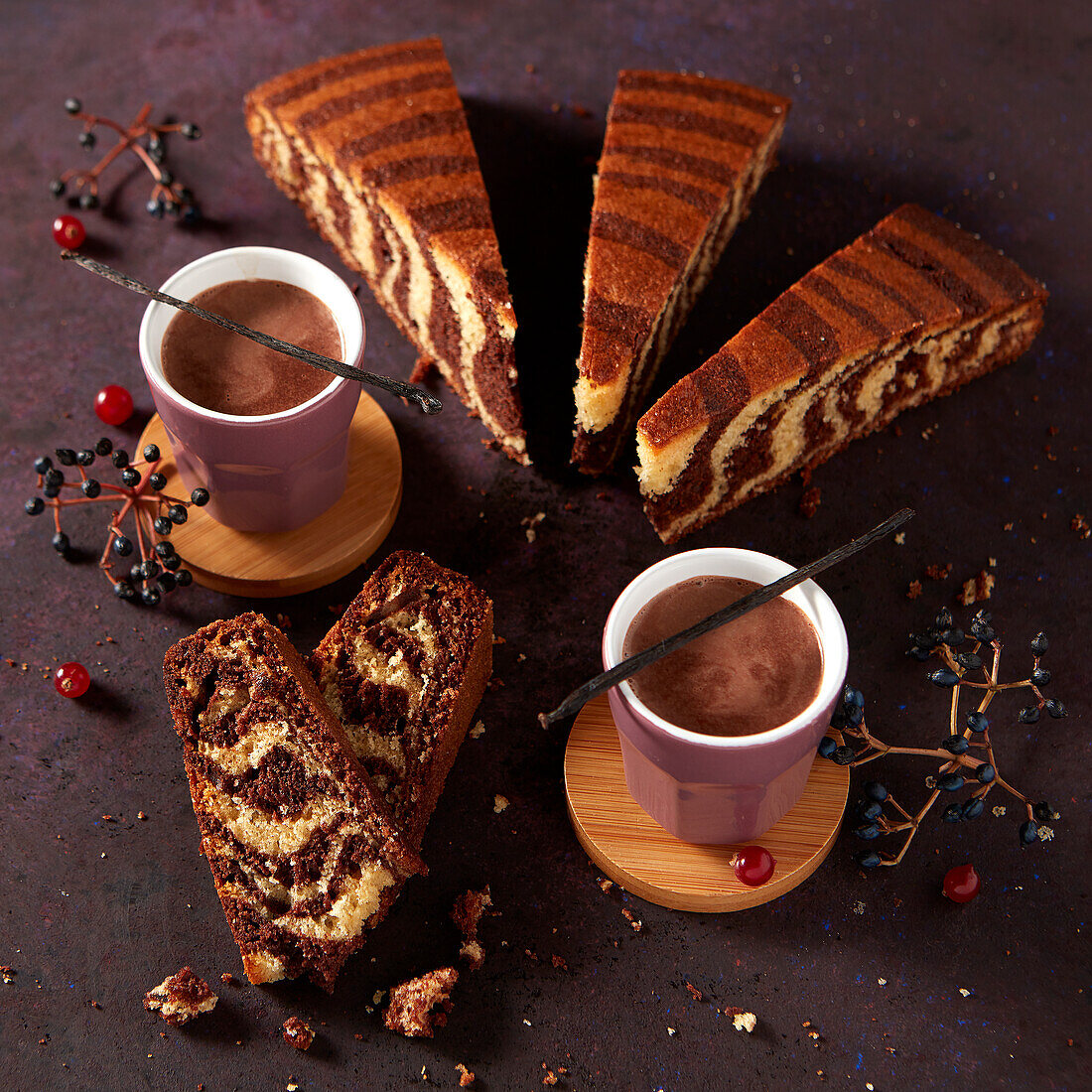 Zebrakuchen serviert mit heißer Schokolade