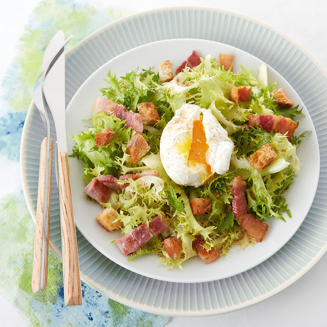 Salade Lyonnaise mit pochiertem Ei