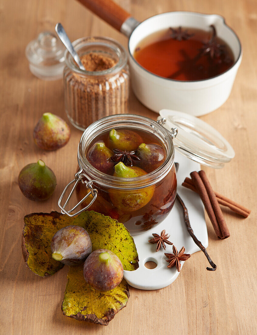 Feigen eingelegt in Sirup mit Gewürzen