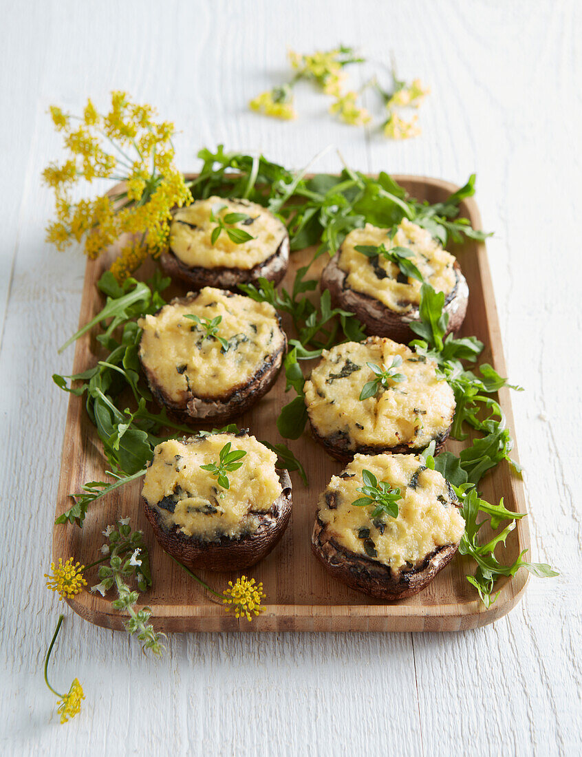 Gefüllte Champignons mit Polenta und geriebenem Parmesan