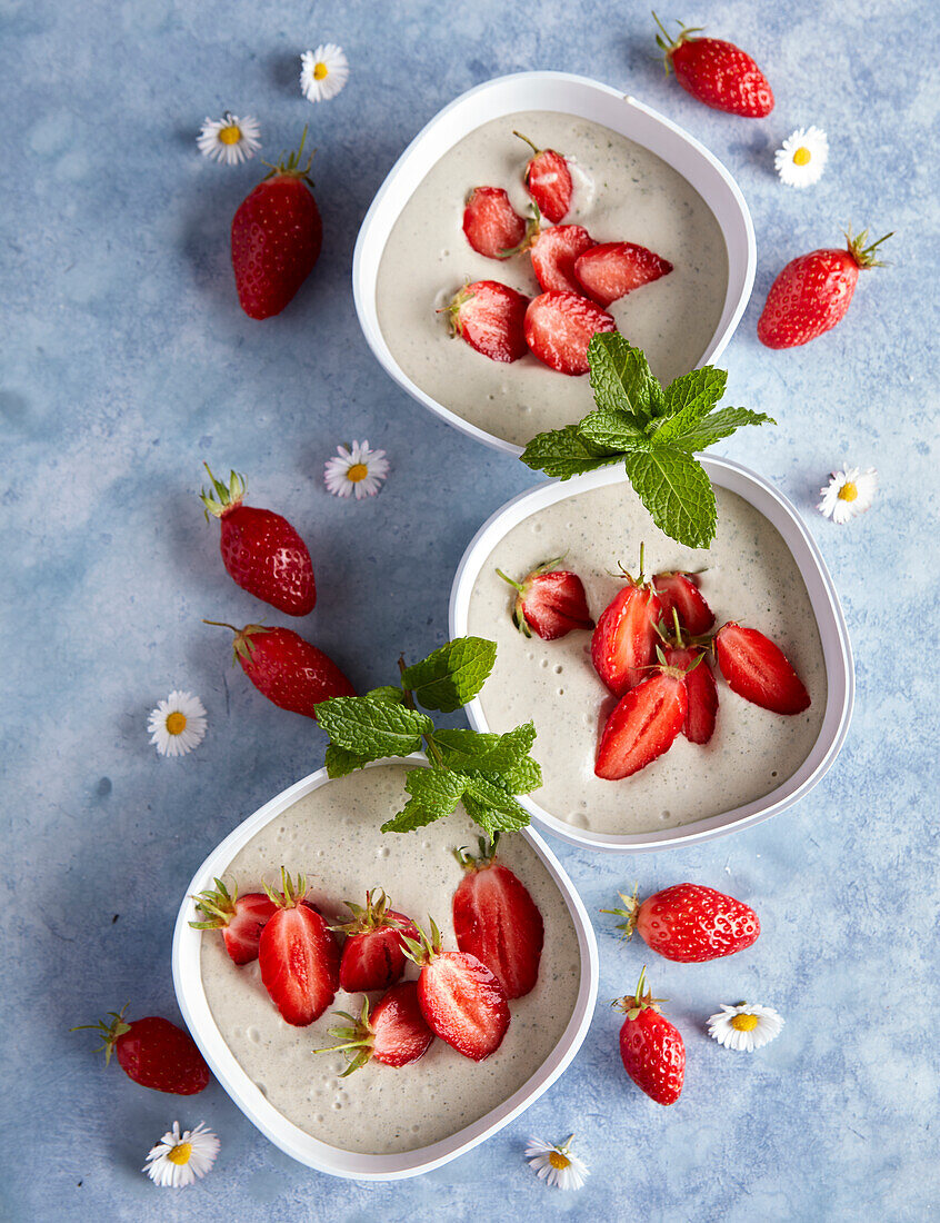 Minze-Buttermilch mit frischen Erdbeeren