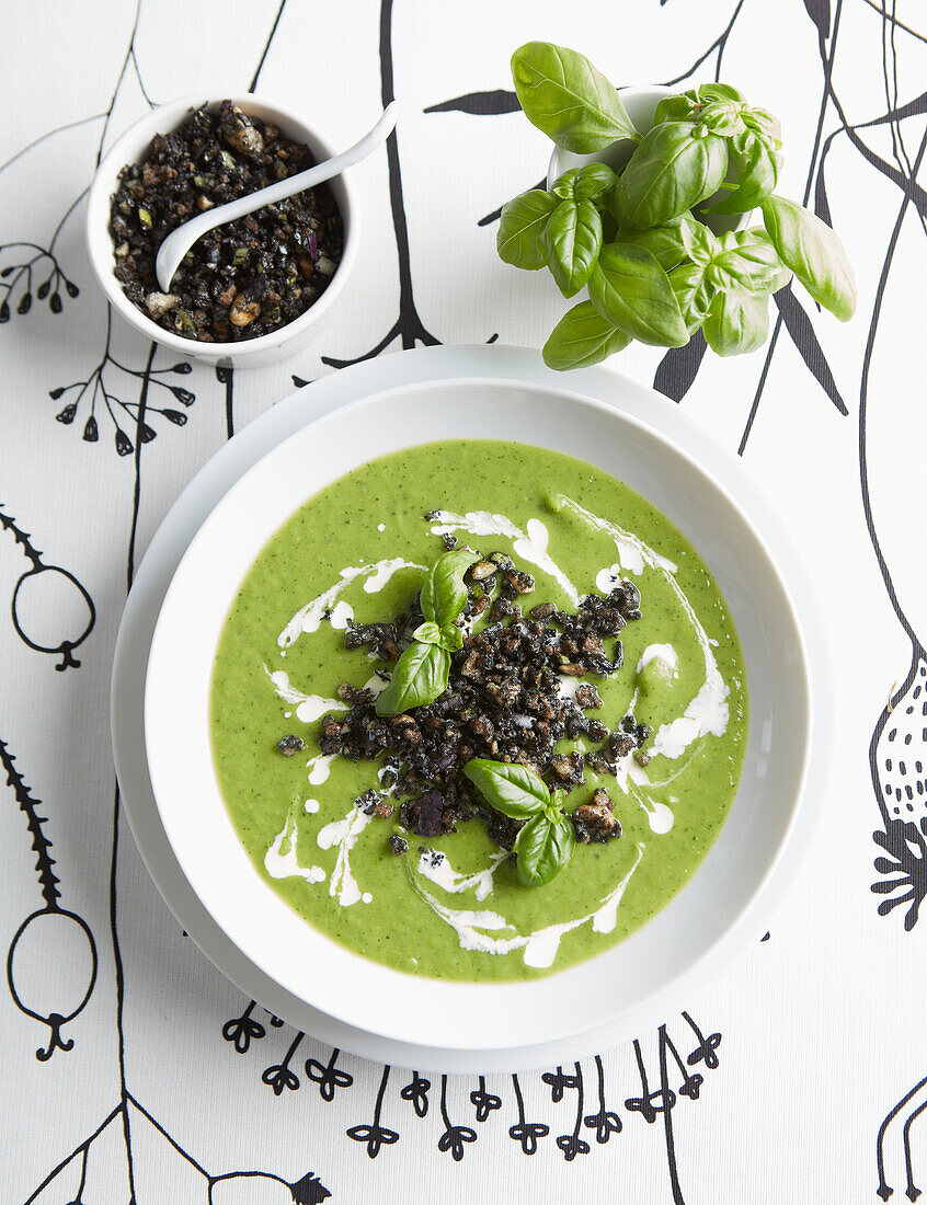 Erbsensuppe mit Kohle-Gremolata und Basilikum