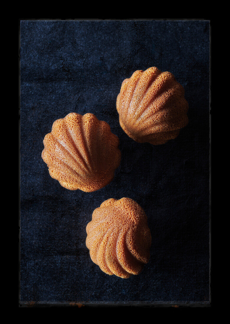 Madeleines auf dunklem Untergrund