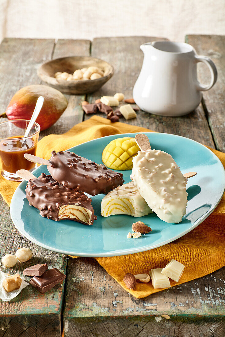 Hausgemachte Karamell-Eskimos mit weißer Schokolade und Milchschokolade umhüllt