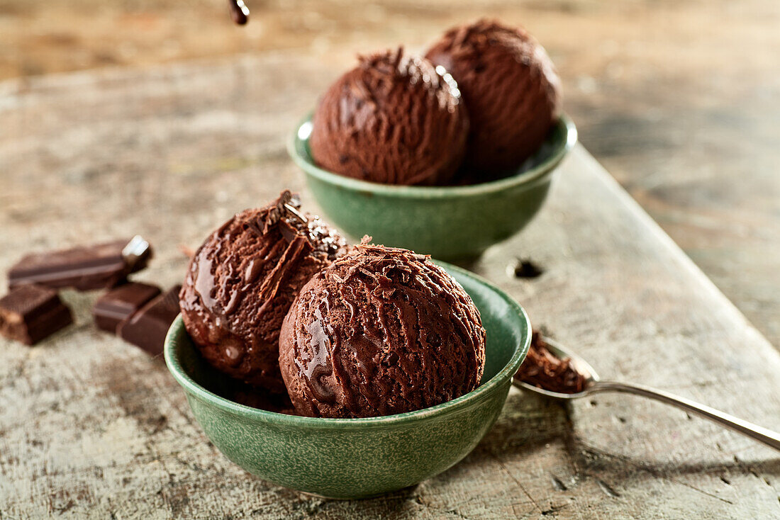 Eiskugeln aus dunkler Schokolade