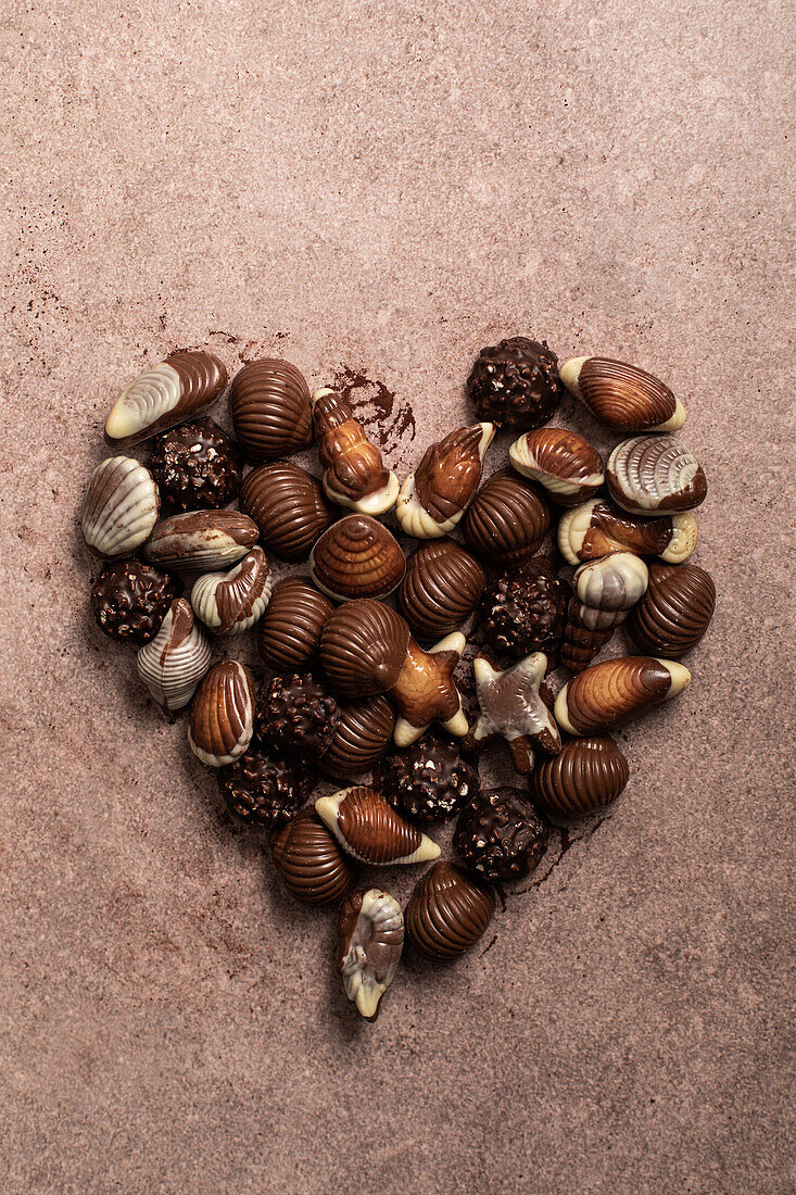 Herz aus Schokoladenpralinen in Form von Muscheln und Meeresfrüchten