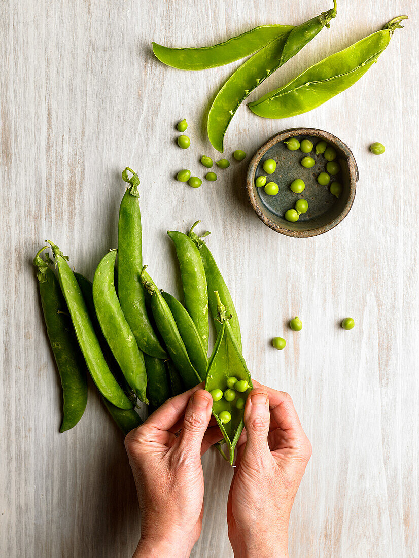 Hände, die Erbsen palen