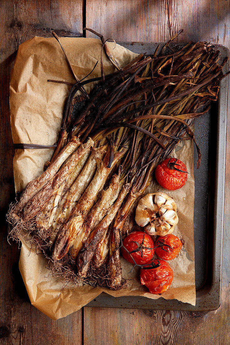 Gegrillte Frühlingszwiebeln mit Tomaten und Knoblauch