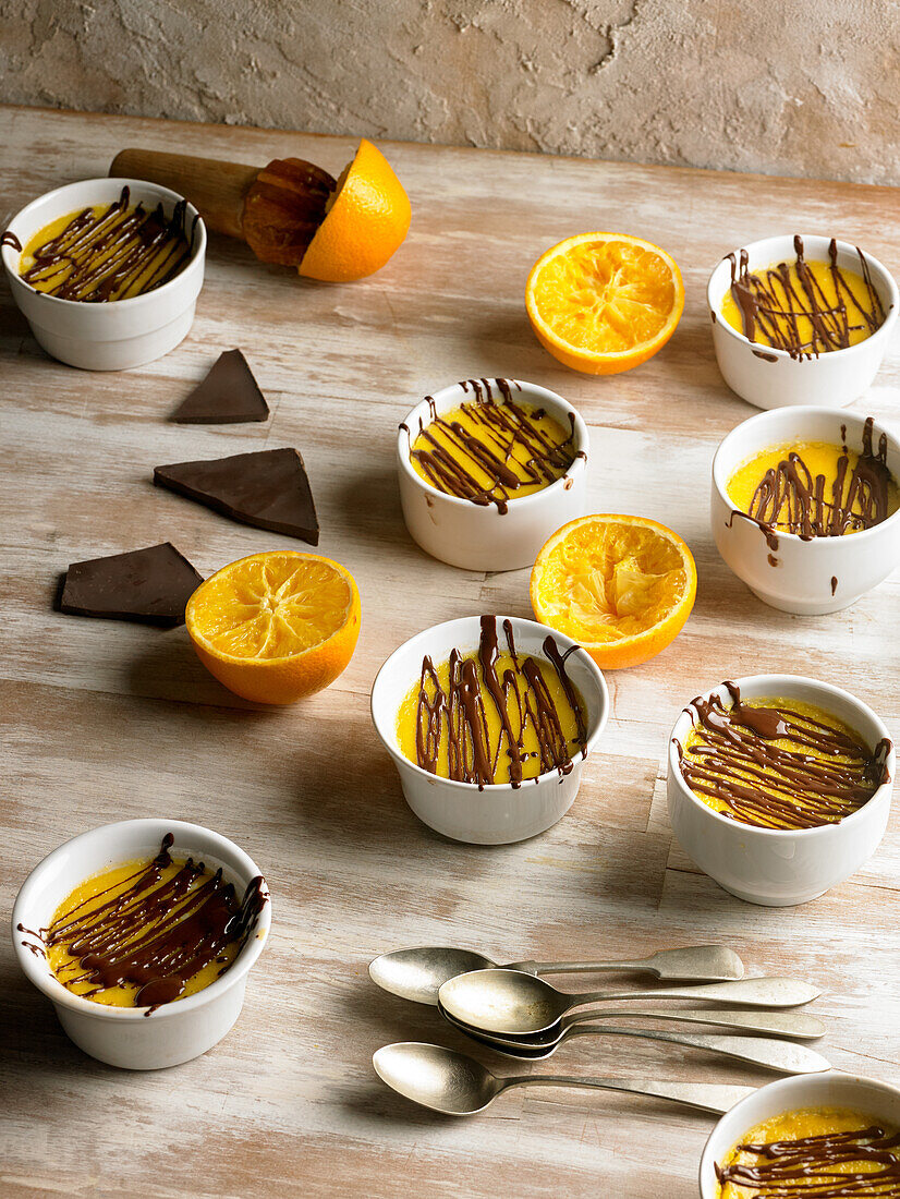 Kleine Orangenpuddings mit geschmolzener Zartbitterschokolade