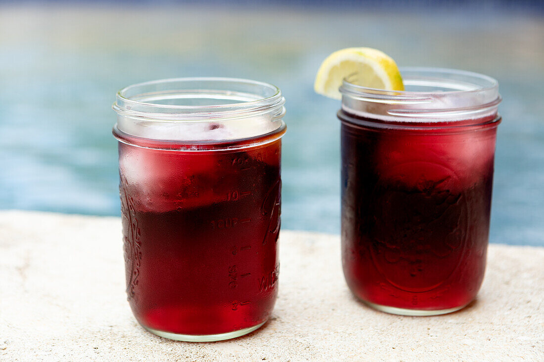 Tinto de verano (Sommerwein): Getränkt aus Rotwein, Limonade und Zitronenscheibe (Spanien)