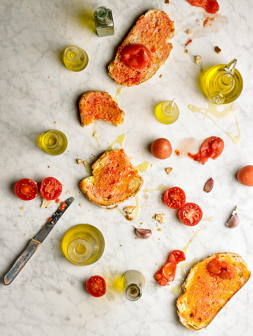 Toasted bread with tomatoes and olive oil