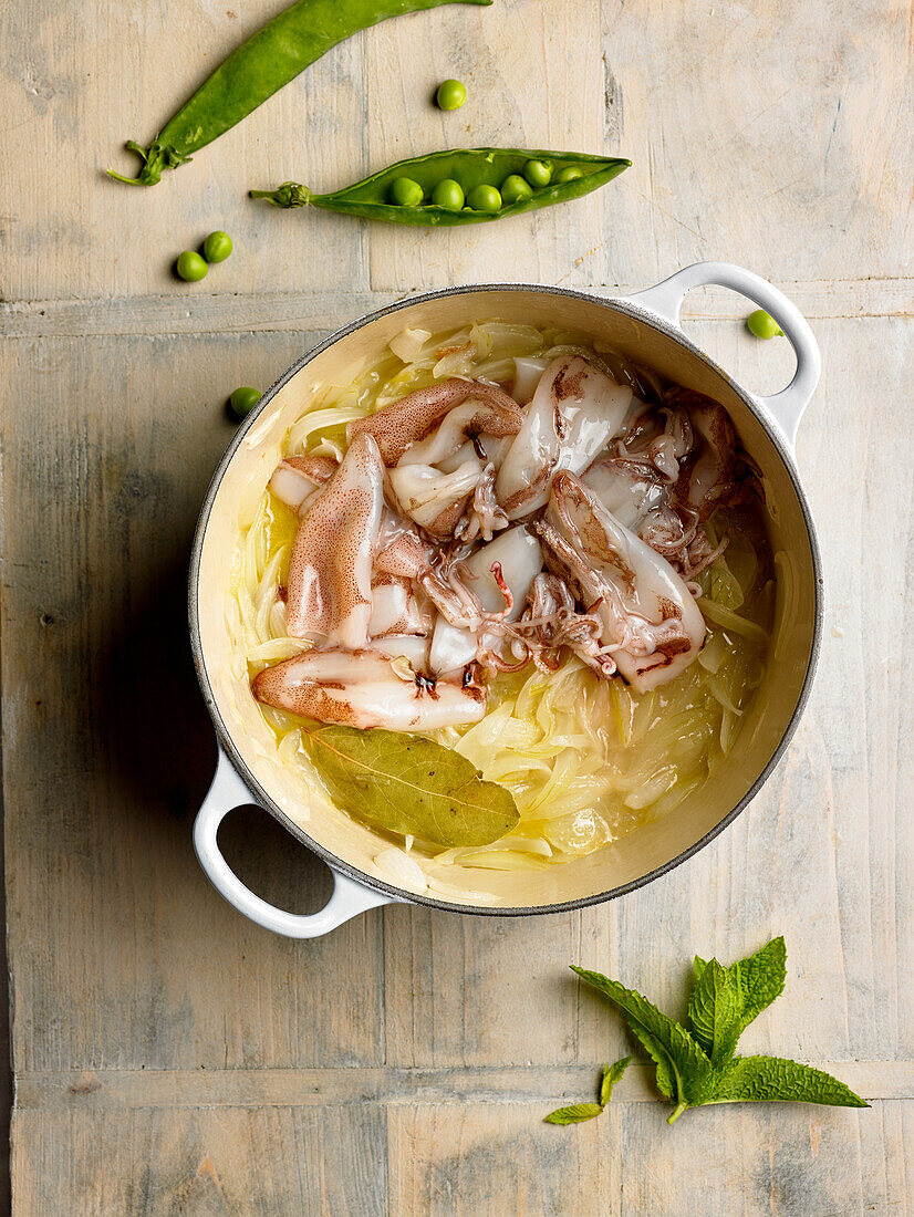 Squid with onions, peas and mint