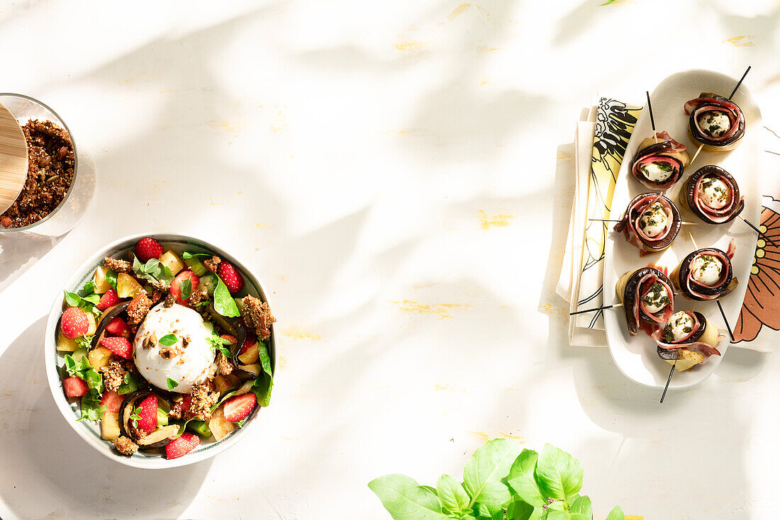 Sommersalat mit Mozzarella, Auberginen und Erdbeeren dazu Auberginenröllchen