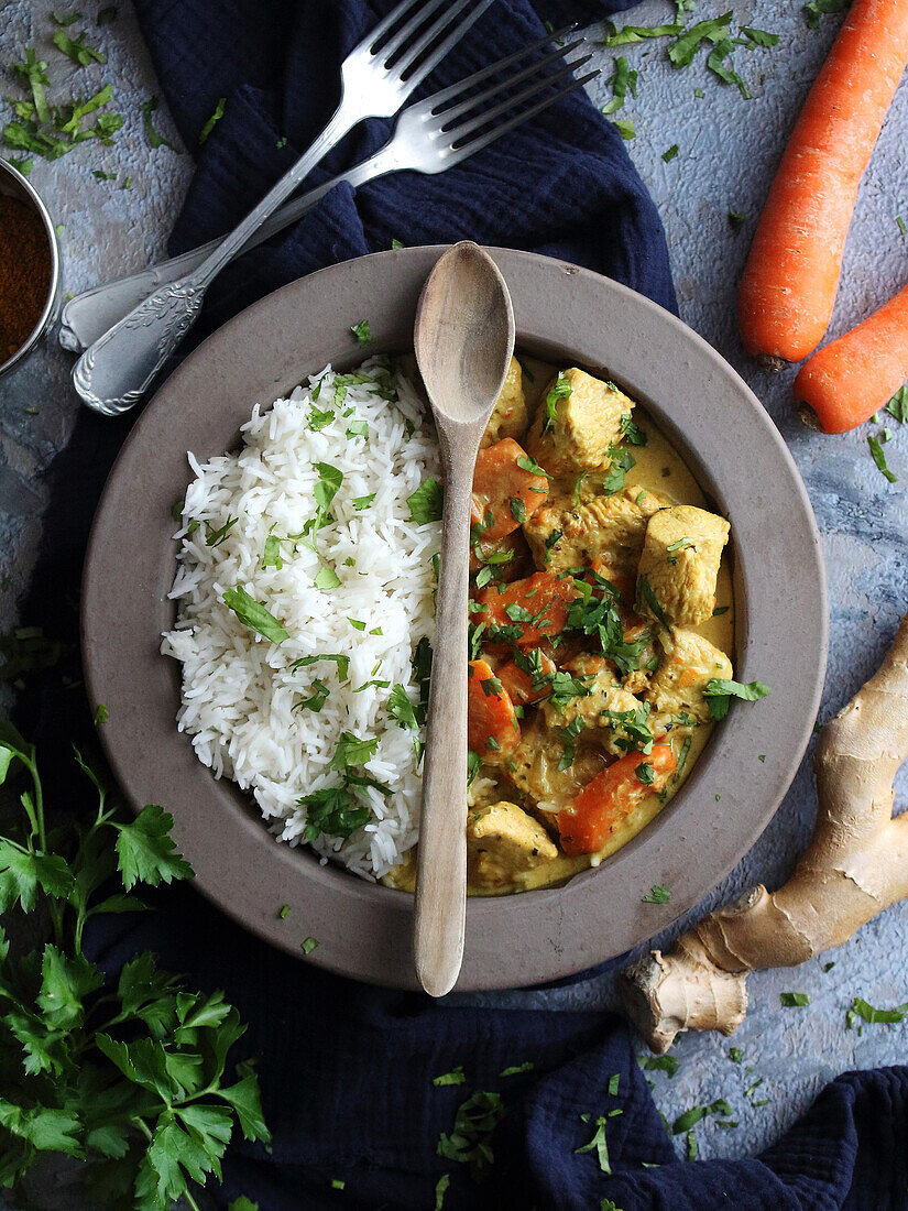 Truthahncurry mit Karotten und Reis