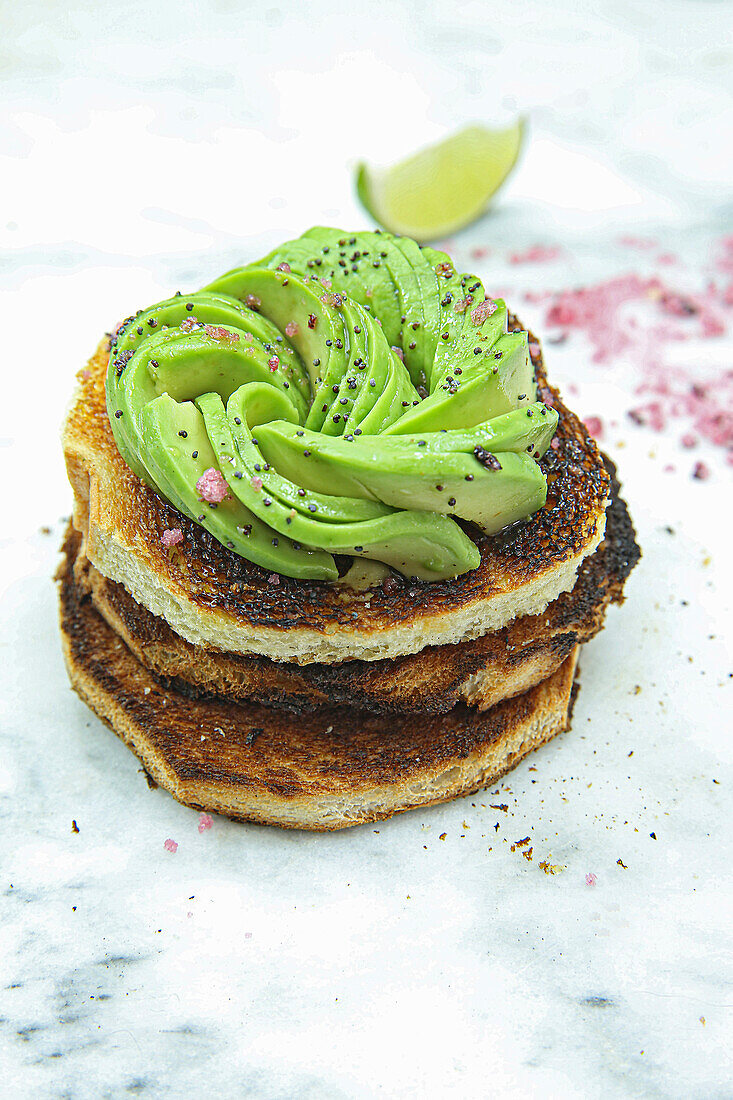 Avocadotoast mit Hibiskussalz und Mohn