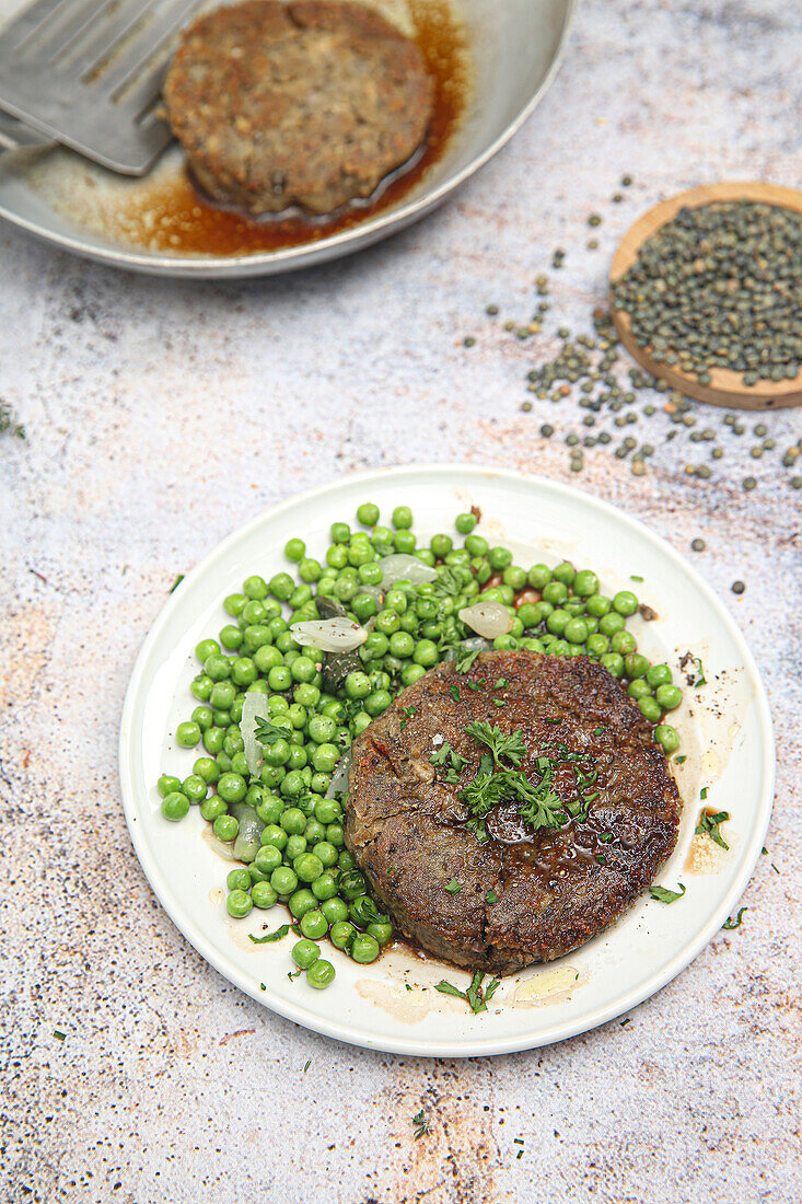 Veggie-Linsensteak mit Erbsengemüse