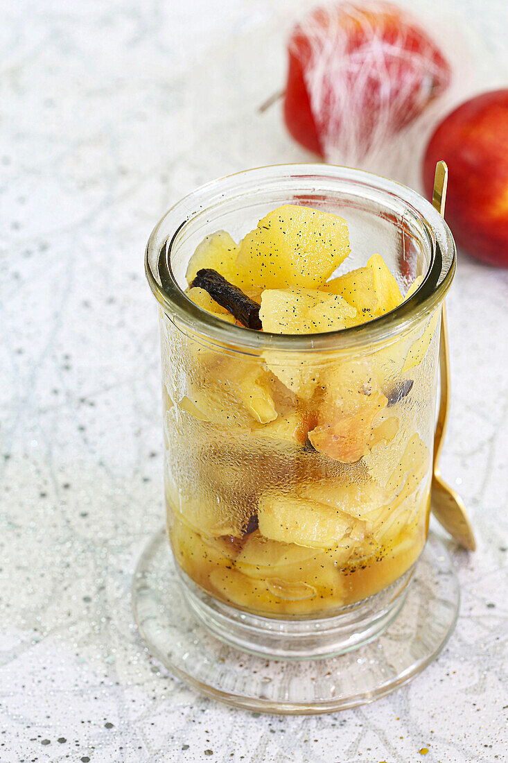 Verrine mit Äpfeln, pochierten Birnen, Vanille und Zimt